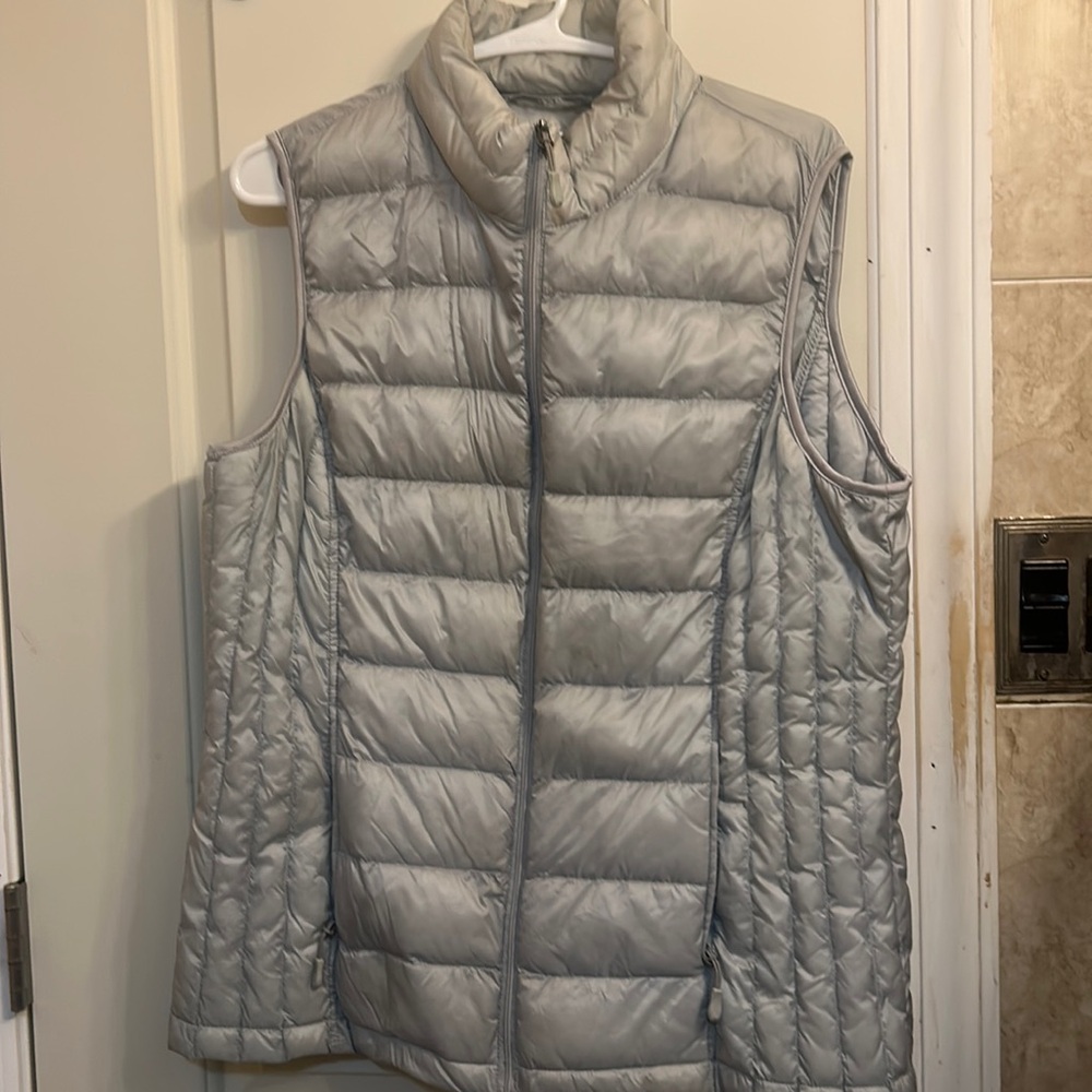 Women’s size large 32*Heat vest color grey.